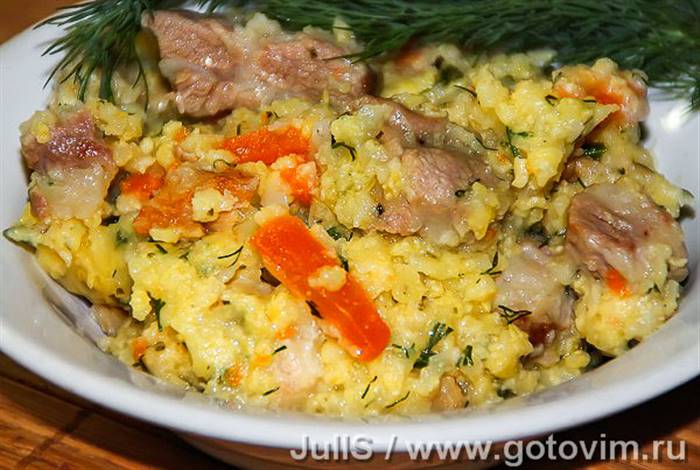 Пшоняна каша з м'ясом і шкварками
