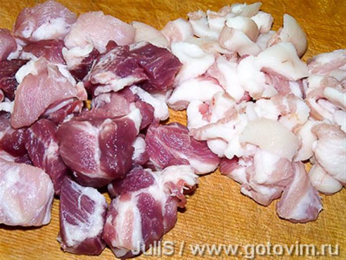 Пшоняна каша з м'ясом і шкварками