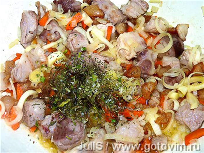 Пшоняна каша з м'ясом і шкварками