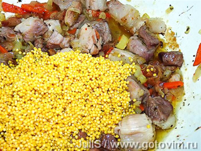 Пшоняна каша з м'ясом і шкварками